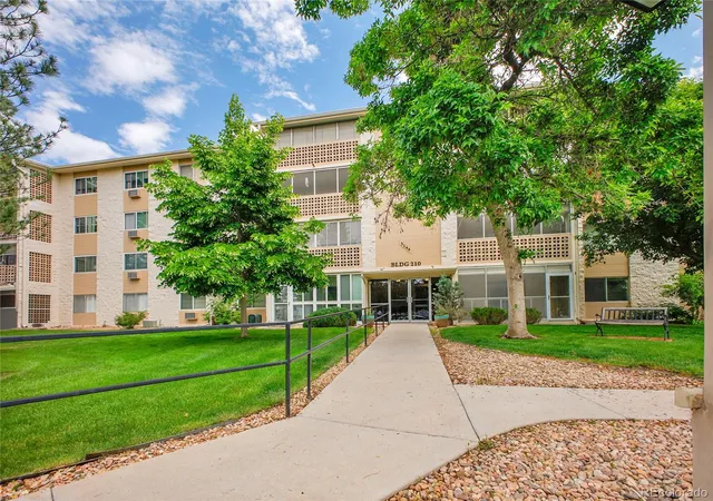 Listing Photo 2 - Condo for sale in building located at 3144 S Wheeling Wy, Aurora, CO 80014 - Unit #206