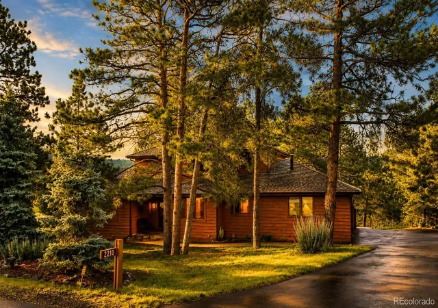 3rd image of 2210 Juniper Ct, Golden, CO 80401 | MLS# 6970439