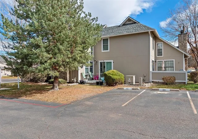 Listing Photo 2 - Condo for sale in building located at 2621 S Xanadu Wy, Aurora, CO 80014 - Unit #F