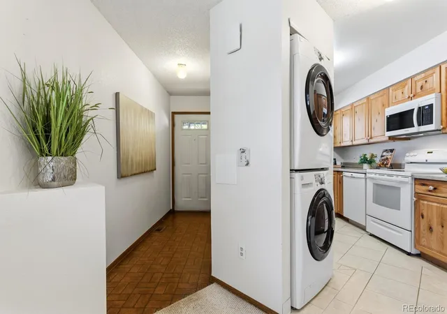 Photo 3 of Townhouse for sale at 1924 Newland Ct, Lakewood, CO 80214 | MLS# 8073965 | Listing updated on 2026-09-22