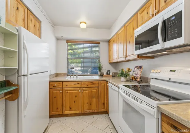 Photo 4 of Townhouse for sale at 1924 Newland Ct, Lakewood, CO 80214 | MLS# 8073965 | Listing updated on 2026-09-22