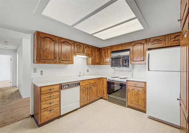 2nd image of 2868 S Heather Gdns Wy, Aurora, CO 80014