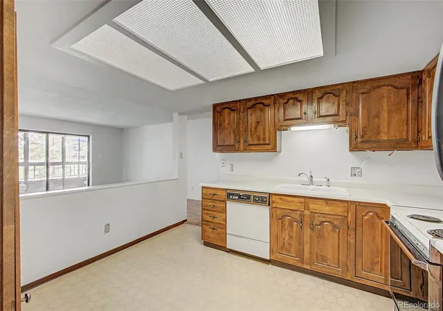 3rd image of 2868 S Heather Gdns Wy, Aurora, CO 80014