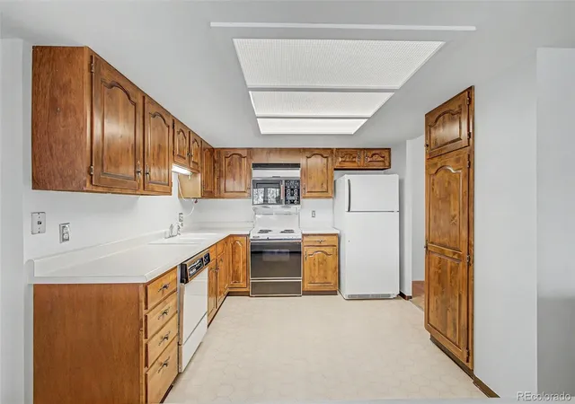 4th image of 2868 S Heather Gdns Wy, Aurora, CO 80014