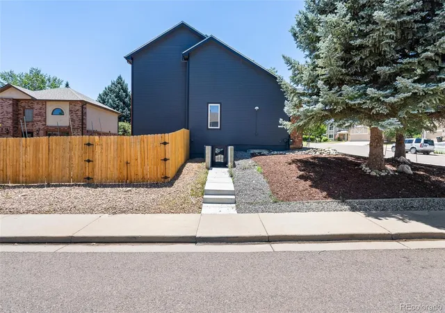 3rd image of 1464 Cherrywood Wy, Longmont, CO 80504 | MLS# 2939120