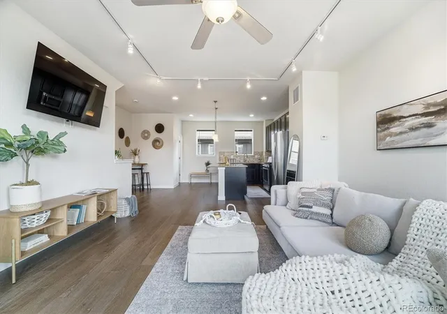 1st image of 704 E Hinsdale Ave, Littleton, CO 80122 | MLS# 8104055