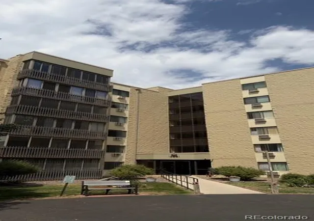 Listing Photo 3 - Condo for sale in building located at 13661 E Marina Dr, Aurora, CO 80014 - Unit #204