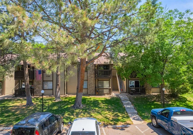 Listing Photo 2 - Condo for sale in building located at 1760 S Pitkin Cir, Aurora, CO 80017 - Unit #B