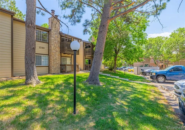 Listing Photo 3 - Condo for sale in building located at 1760 S Pitkin Cir, Aurora, CO 80017 - Unit #B
