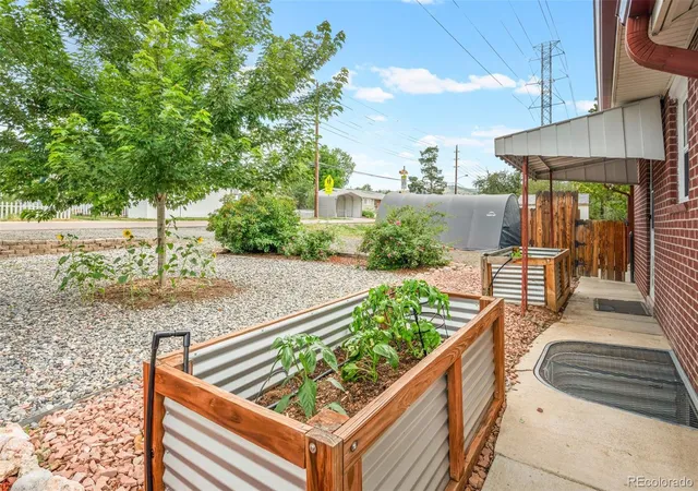 3rd image of 1005 Moss St, Golden, CO 80401 | MLS# 5573897