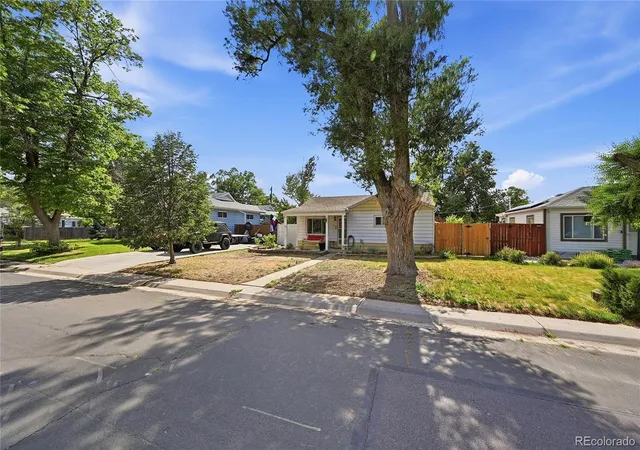 3rd image of 2309 Newark St, Aurora, CO 80010 | MLS# 5764602