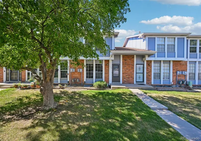 Townhouse for sale at 178 Paris Cir, Aurora, CO 80011 | MLS# 3108198