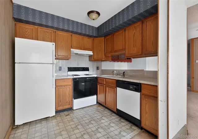Listing Photo 4 - Condo for sale in building located at 2600 S Xanadu Wy, Aurora, CO 80014 - Unit #B