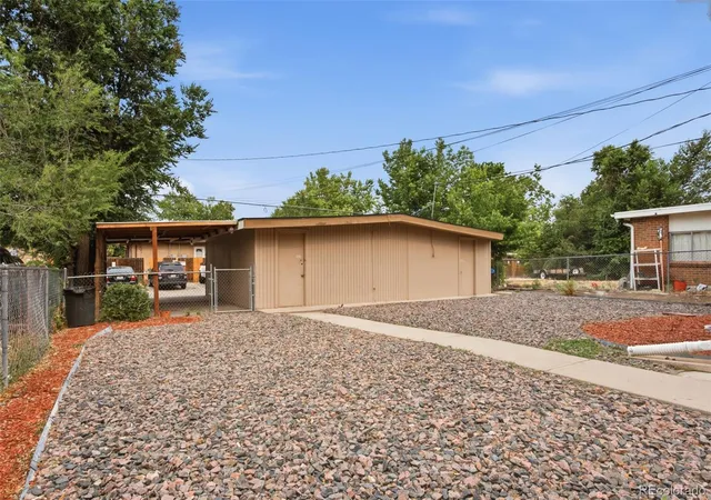 Listing Photo 2 - Condo for sale in building located at 1164-1168 Dallas St, Aurora, CO 80010 - Unit #