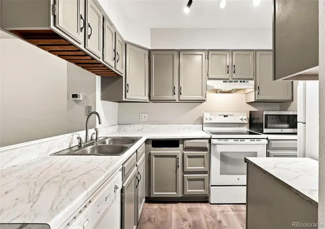 Photo 4 of Townhouse for sale at 1334 S Idalia St, Aurora, CO 80017 | MLS# 7040511 | Listing updated on 2026-08-28
