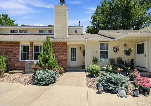 Photo 4 of Townhouse for sale at 8312 S Upham Way, Littleton, CO 80128 | MLS# 7596663 | Listing updated on 2026-08-14