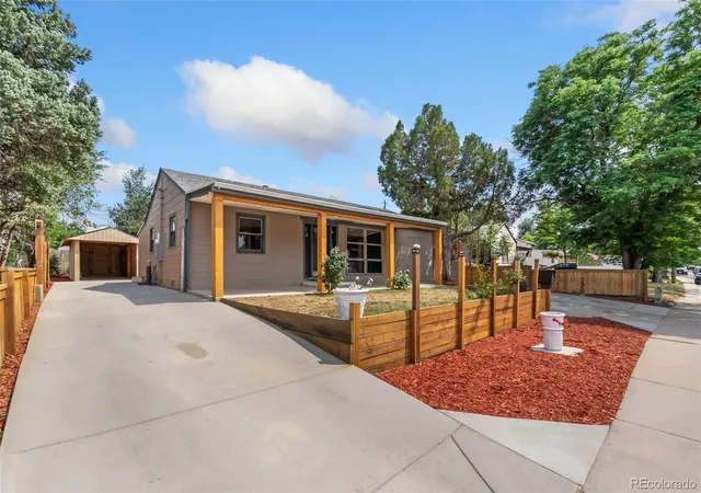 1st image of 886 Kingston St, Aurora, CO 80010 | MLS# 6330871