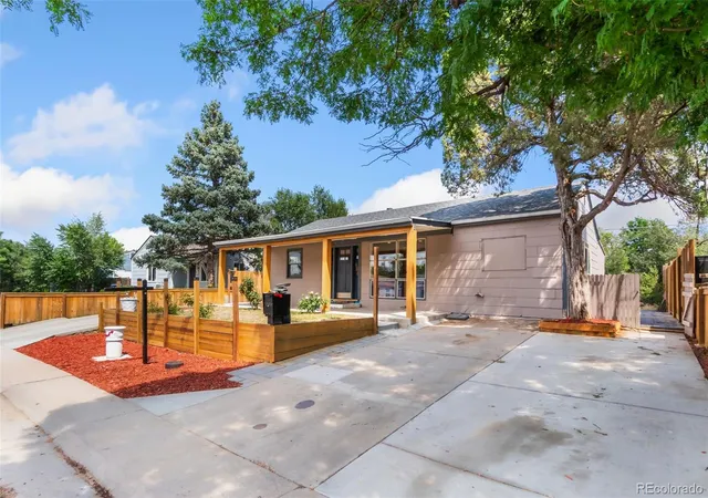 2nd image of 886 Kingston St, Aurora, CO 80010 | MLS# 6330871