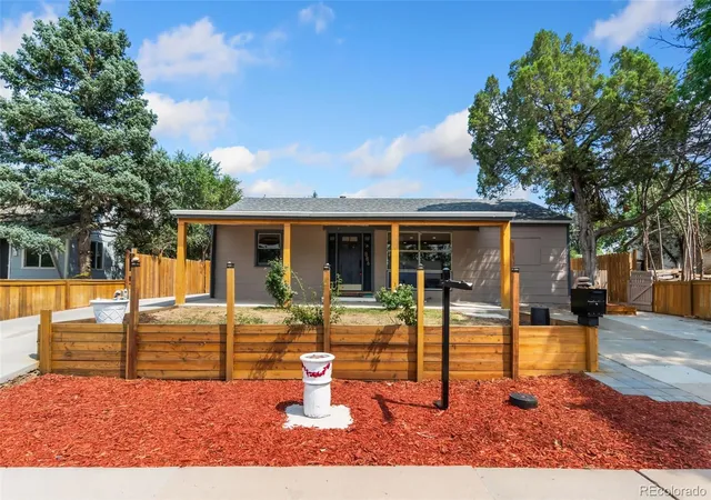 3rd image of 886 Kingston St, Aurora, CO 80010 | MLS# 6330871