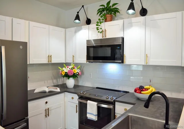 Listing Photo 3 - Condo for sale in building located at 4085 S Crystal Cir, Aurora, CO 80014 - Unit #101