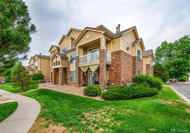 Listing Photo 2 - Condo for sale in building located at 5763 N Gibralter Wy, Aurora, CO 80019 - Unit #2-307