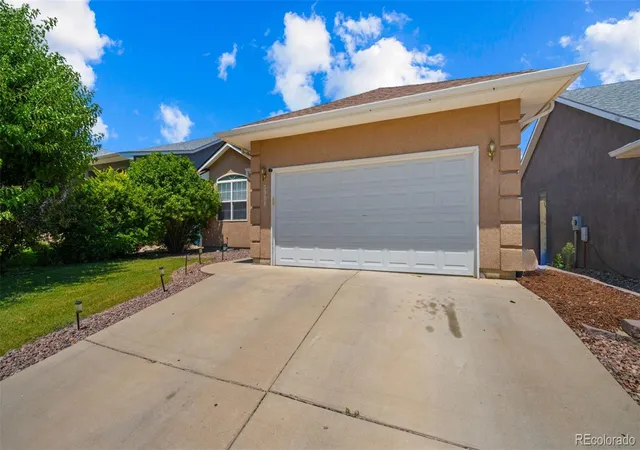 Photo 3 of Single family home for sale at 3929 Pronghorn Ln, Pueblo, CO 81005 | MLS# 4359790 | Listing updated on 2026-07-31