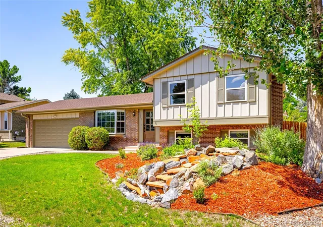 Photo 2 of Single family home for sale at 6517 W Arbor Dr, Littleton, CO 80123 | MLS# 8114025 | Listing updated on 2026-09-20