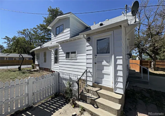 Photo 4 of Single family home for sale at 1048 11th Avenue, Longmont, CO 80501 | MLS# 2864088 | Listing updated on 2026-10-08
