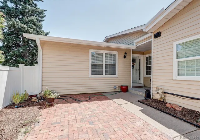 Listing Photo 3 - Condo for sale in building located at 2416 S Vaughn Wy, Aurora, CO 80017 - Unit #A