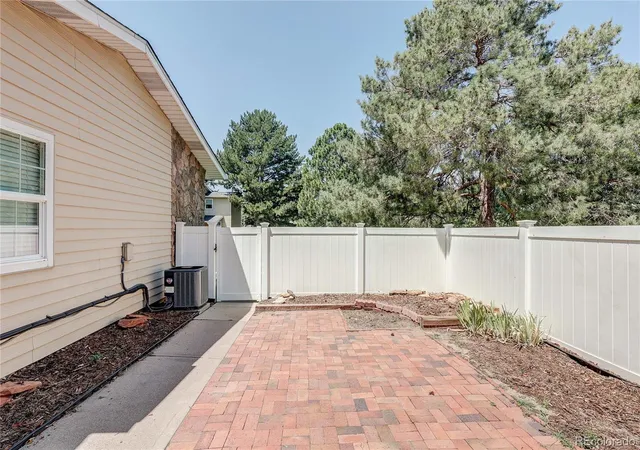 Listing Photo 4 - Condo for sale in building located at 2416 S Vaughn Wy, Aurora, CO 80017 - Unit #A