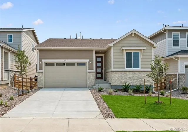 Photo 2 of Single family home for sale at 3922 N Haleyville St, Aurora, CO 80019 | MLS# 5298952 | Listing updated on 2026-10-02
