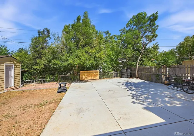 Photo 3 of Single family home for sale at 556 Elmira St, Aurora, CO 80010 | MLS# 8635548 | Listing updated on 2026-09-25