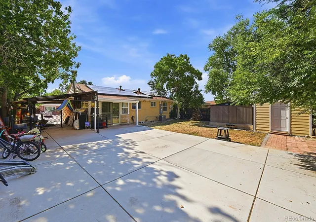 Photo 4 of Single family home for sale at 556 Elmira St, Aurora, CO 80010 | MLS# 8635548 | Listing updated on 2026-08-26