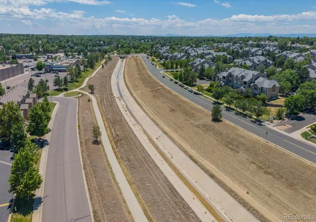 Listing Photo 2 - Condo for sale in building located at 18151 E Flora Pl, Aurora, CO 80013 - Unit #C