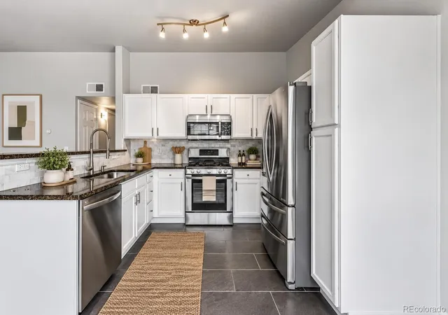 Listing Photo 5 - Condo for sale in building located at 9992 E Idaho Cir, Aurora, CO 80247 - Unit #201
