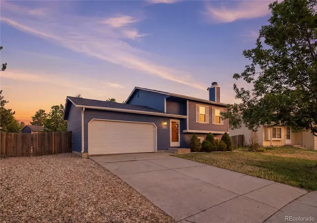 Photo 2 of Sale Pending at 1811 S Fundy Way, Aurora, CO 80017 | MLS# 4927001 | Listing updated on 2026-08-13