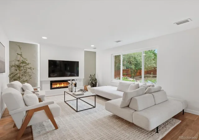 Photo 3 of Sale Pending at 7551 S Madison Cir, Centennial, CO 80122 | MLS# 3899662 | Listing updated on 2026-09-23