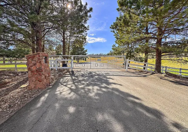Photo 3 of Single family home for sale at 1175 Castle Pointe Dr, Castle Rock, CO 80104 | MLS# 1865772 | Listing updated on 2026-09-28