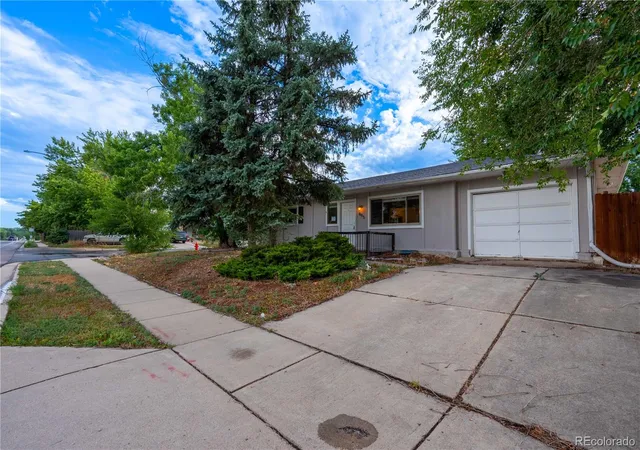 Photo 1 of Sale Pending at 895 S Garrison St, Lakewood, CO 80226 | MLS# 1627067 | Listing updated on 2026-10-03