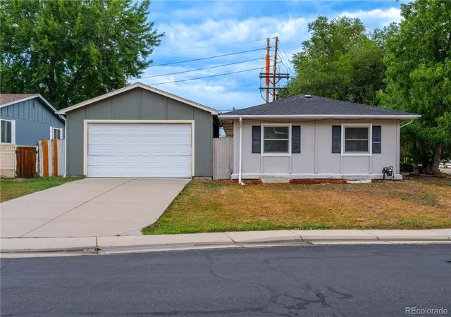 Photo 2 of Sale Pending at 895 S Garrison St, Lakewood, CO 80226 | MLS# 1627067 | Listing updated on 2026-10-03