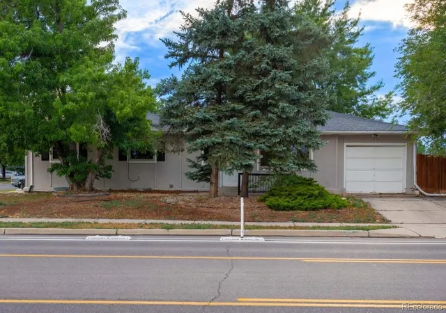 Photo 3 of Sale Pending at 895 S Garrison St, Lakewood, CO 80226 | MLS# 1627067 | Listing updated on 2026-10-03