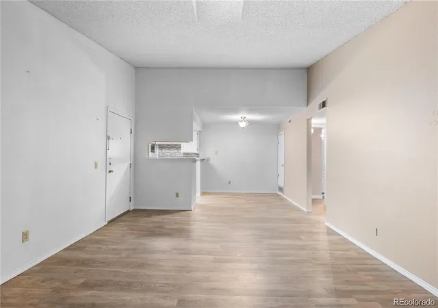 2nd image of 910 S Walden St, Aurora, CO 80017