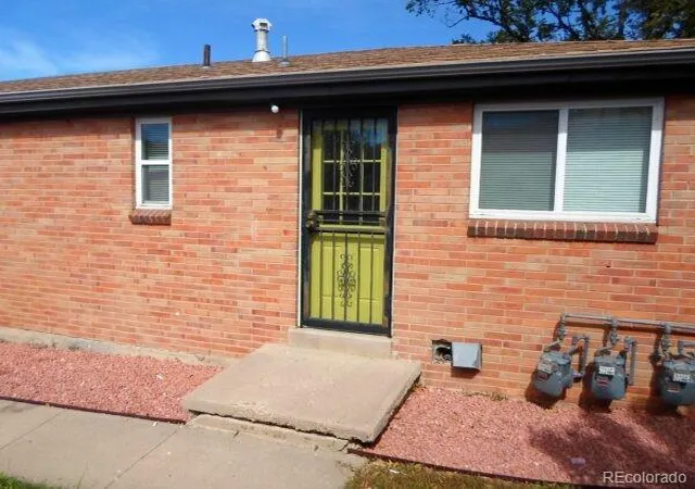 Listing Photo 2 - Condo for sale in building located at 1129 Dallas St, Aurora, CO 80010 - Unit #