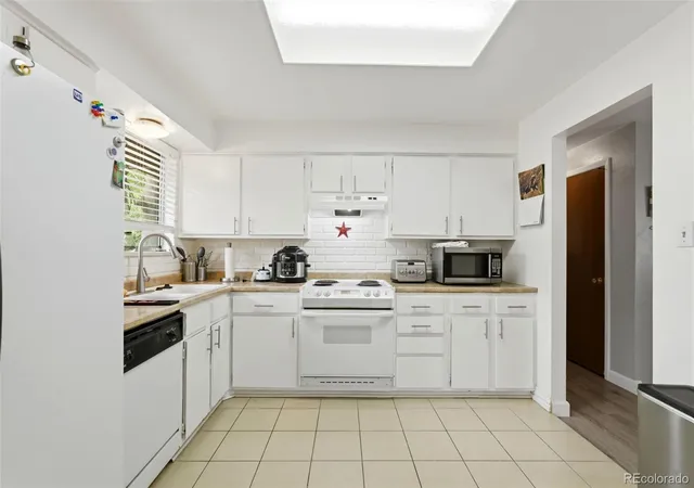 Photo 4 of Single family home for sale at 984 S Victor Way, Aurora, CO 80012 | MLS# 7485704 | Listing updated on 2026-09-05