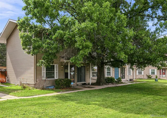 Photo 2 of Townhouse for sale at 1935 S Peoria St, Aurora, CO 80014 | MLS# 7189664 | Listing updated on 2026-07-31
