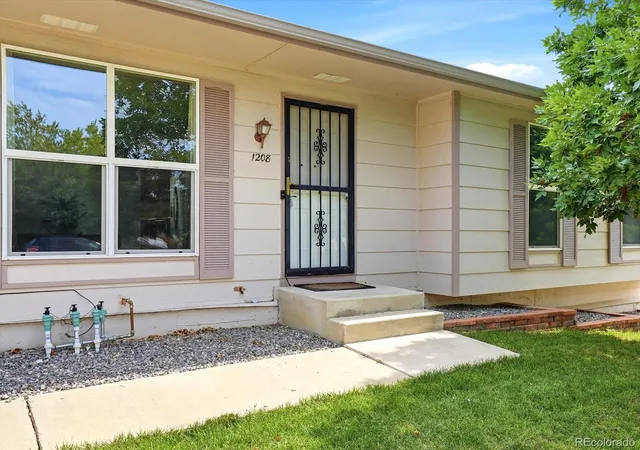 3rd image of 1208 S Cathay St, Aurora, CO 80017 | MLS# 9243714