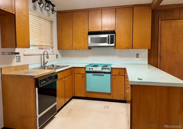 3rd image of 1114 S Oakland St, Aurora, CO 80012 | MLS# 9147844