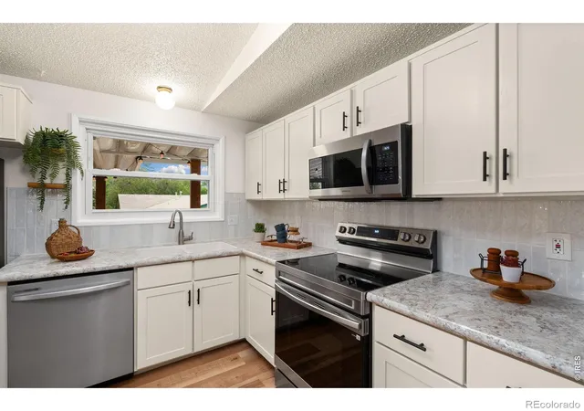 Photo 3 of Single family home for sale at 1829 Ranae Pl, Loveland, CO 80537 | MLS# IR1065976 | Listing updated on 2026-10-15