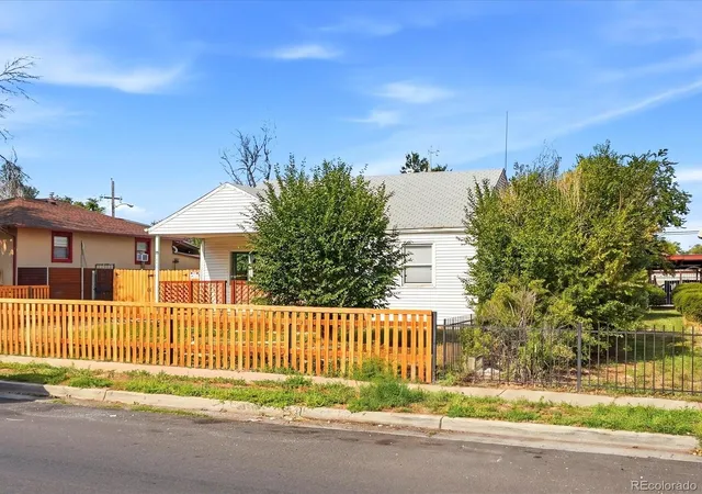 3rd image of 1685 Clinton St, Aurora, CO 80010 | MLS# 6069061