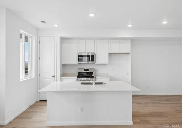 3rd image of 24121 E 30Th Pl, Aurora, CO 80019 | MLS# 1685595
